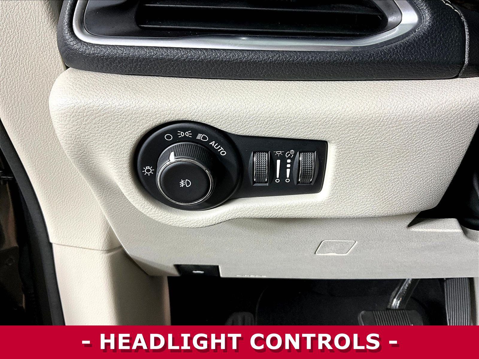 Used 2023 Chrysler Pacifica Limited FWD image 38