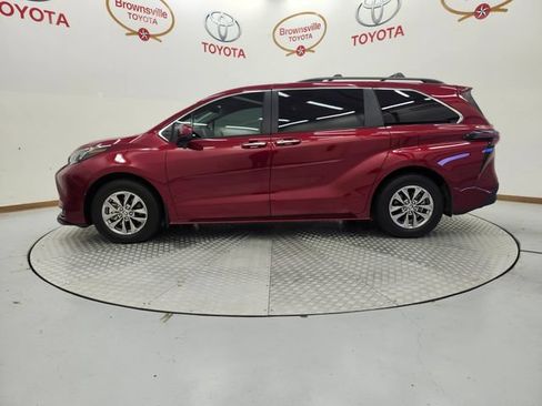 Used 2026 Toyota Sienna XLE FWD image 5
