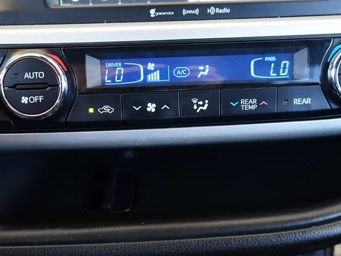 Used 2019 Toyota Highlander SE w/ Nightshade Edition FWD image 18