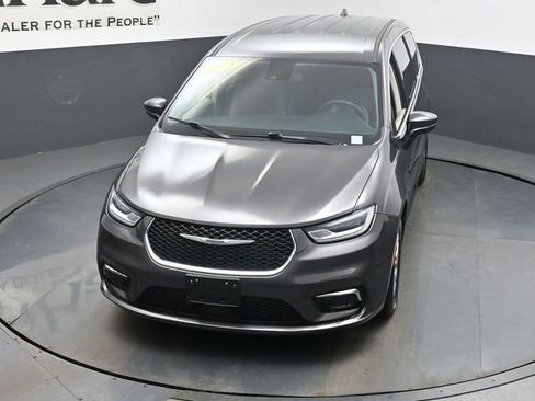 Used 2023 Chrysler Pacifica Touring-L FWD image 46