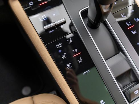 Certified 2025 Porsche Macan image 25