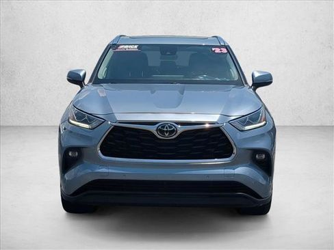 Used 2023 Toyota Highlander Limited FWD image 2
