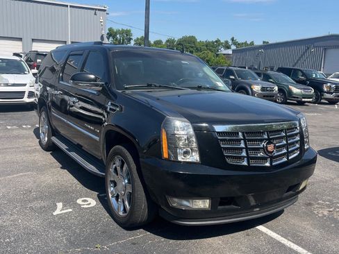 Used 2011 Cadillac Escalade ESV Luxury AWD/4WD image 7