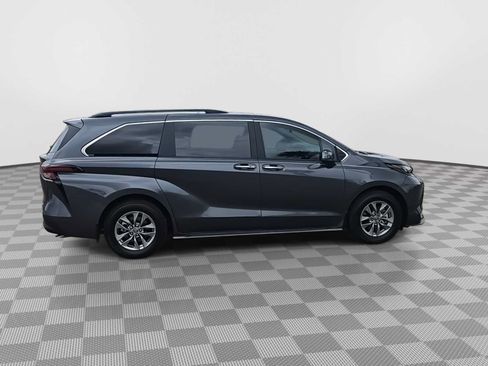 Used 2025 Toyota Sienna XLE w/ XLE Plus Package FWD image 9