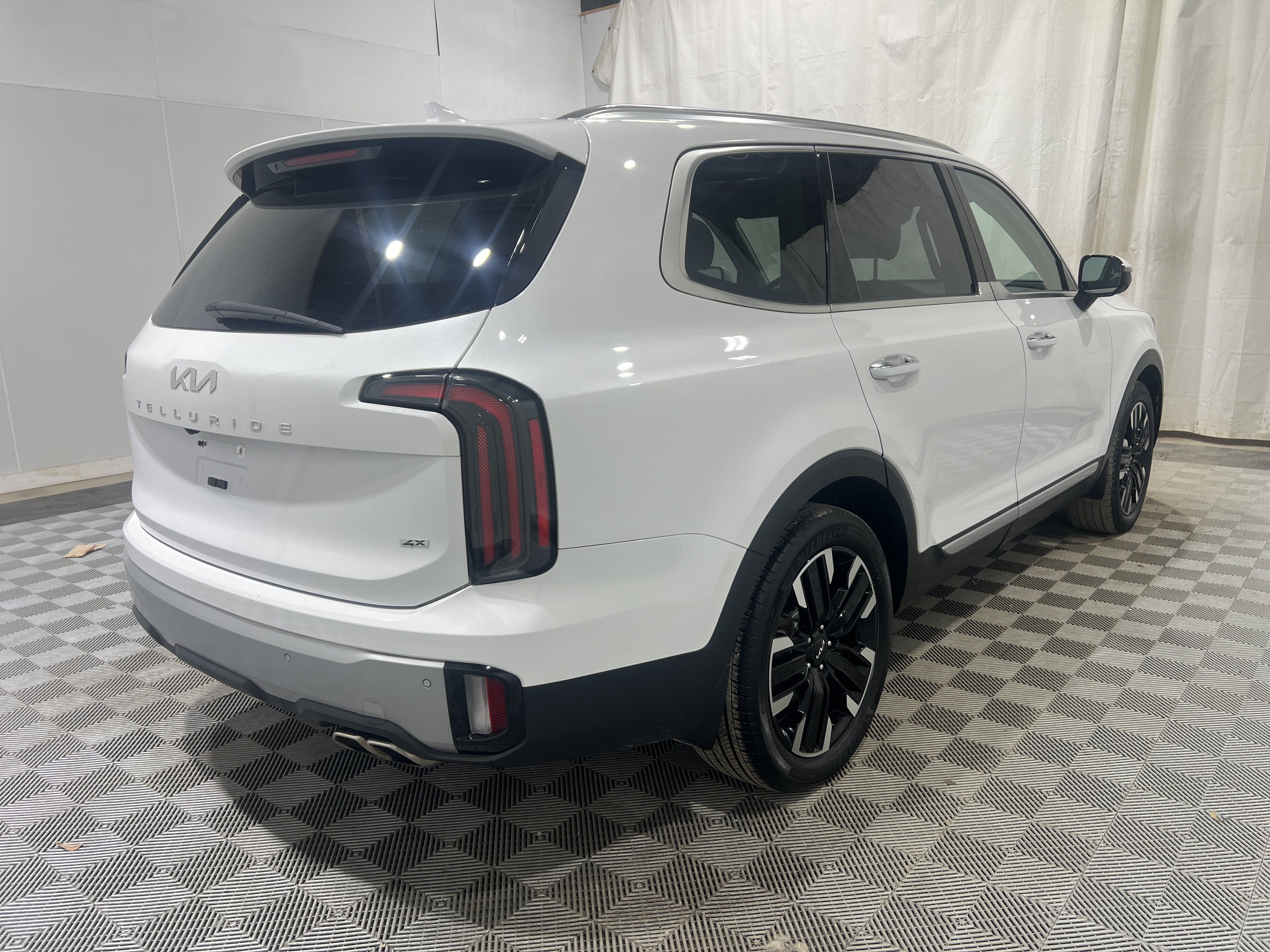 Used 2023 Kia Telluride SX AWD/4WD image 3