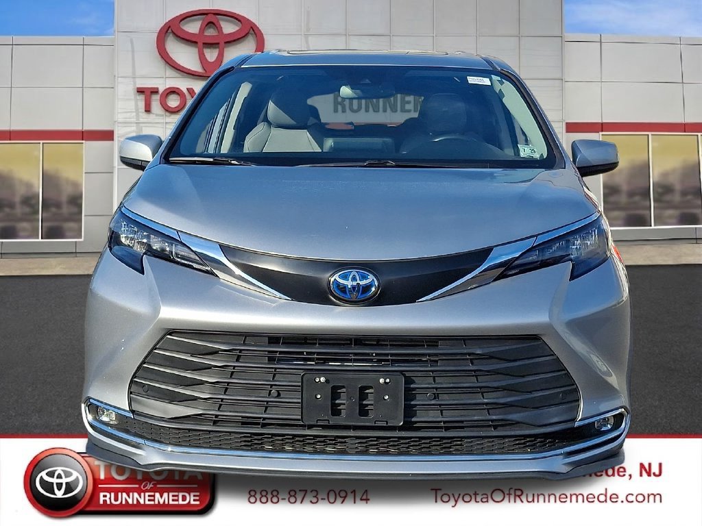 Used 2024 Toyota Sienna XLE FWD image 2
