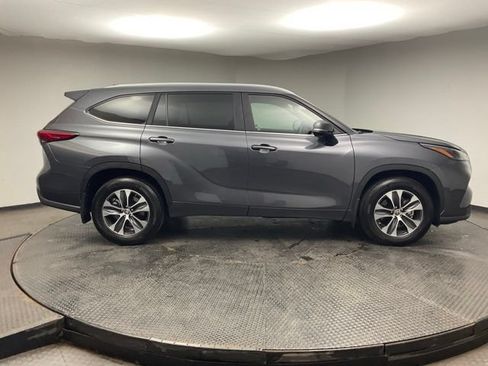 Used 2023 Toyota Highlander XLE AWD/4WD image 8