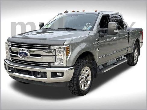 Used 2019 Ford F250 Lariat w/ Chrome Package image 12