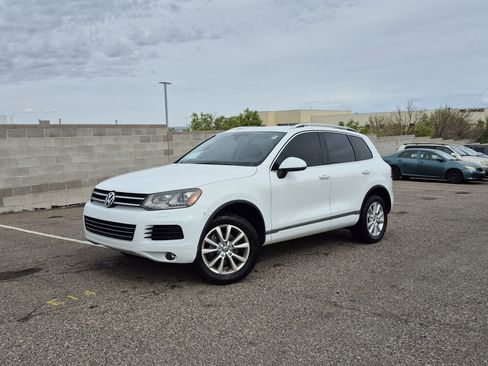 Used 2014 Volkswagen Touareg Sport image 1