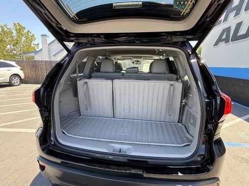 Used 2017 Toyota Highlander XLE AWD/4WD image 16