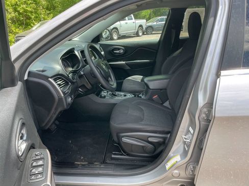 Used 2019 Jeep Cherokee Latitude w/ Popular Appearance Group AWD/4WD image 12