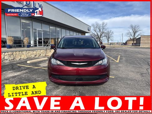 Used 2023 Chrysler Voyager LX image 10