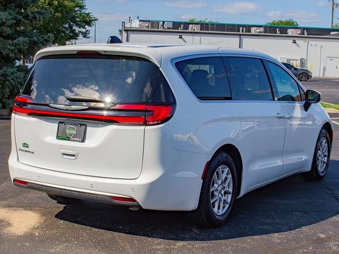 Used 2023 Chrysler Pacifica Touring-L FWD image 9