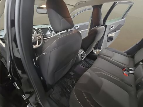 Used 2017 Jeep Cherokee Latitude w/ Safety/Convenience Group AWD/4WD image 16