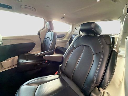 Used 2023 Chrysler Pacifica Touring-L FWD image 25