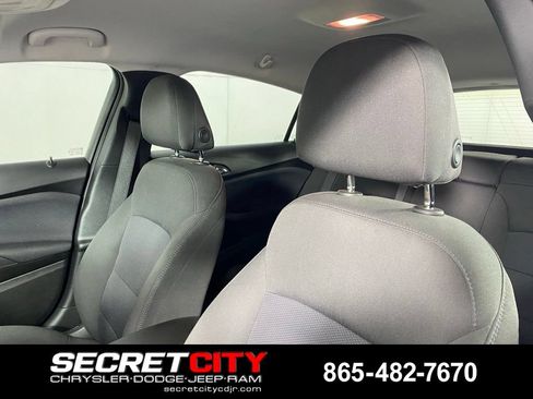 Used 2018 Chevrolet Cruze LT w/ Convenience Package FWD image 10