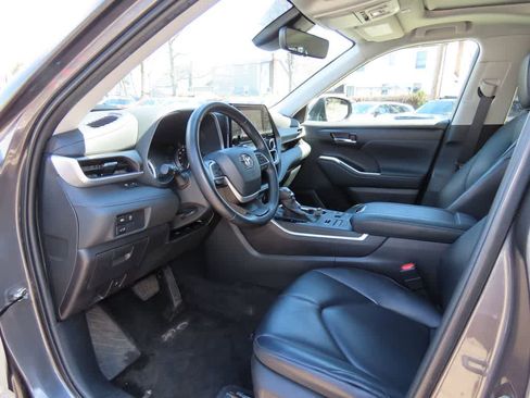 Used 2023 Toyota Highlander XLE image 2