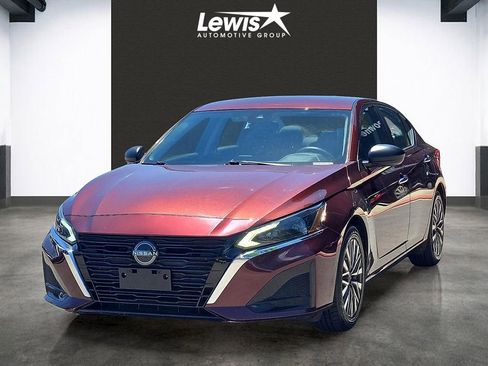Used 2024 Nissan Altima 2.5 SV FWD image 1