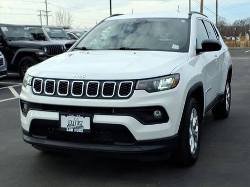 Used 2024 Jeep Compass Latitude image 2
