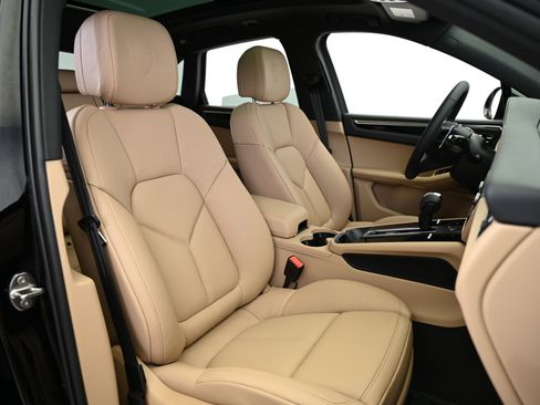 Used 2025 Porsche Macan image 31
