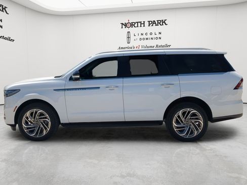 New 2026 Lincoln Navigator Premiere AWD/4WD image 6