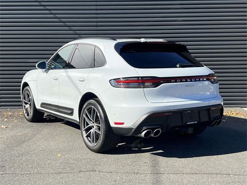 Certified 2022 Porsche Macan image 3
