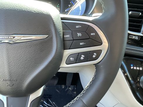 Used 2023 Chrysler Pacifica Touring-L FWD image 22