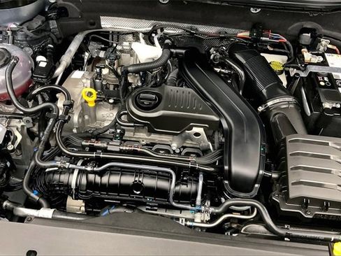 Used 2025 Volkswagen Taos SE w/ Panoramic Sunroof Package image 31