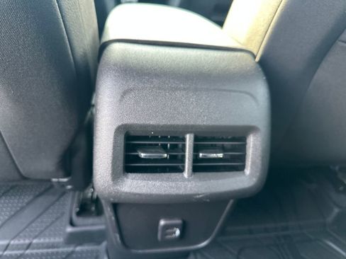 Used 2023 Chevrolet Equinox LT image 34