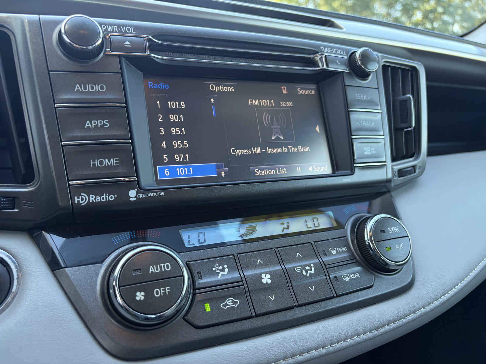 Used 2015 Toyota RAV4 Limited AWD/4WD image 17