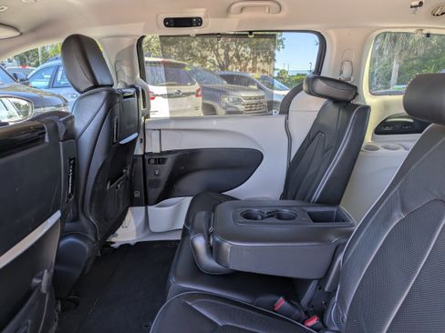 Used 2018 Chrysler Pacifica Limited w/ Advanced Safetytec Group image 15