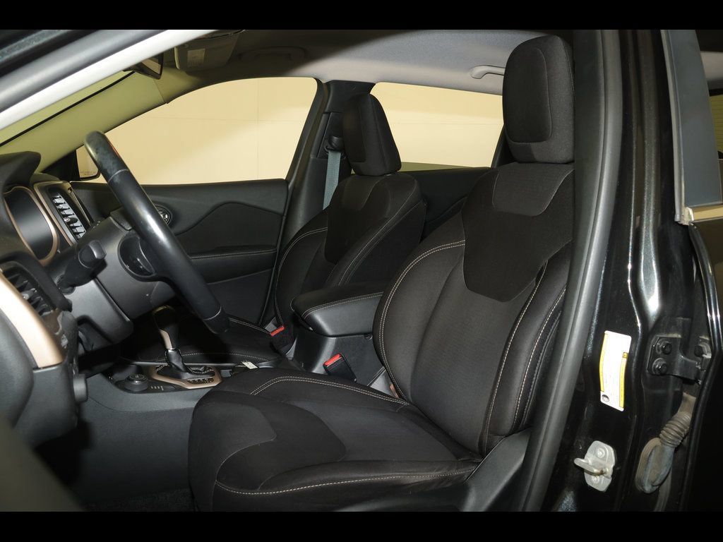 Used 2015 Jeep Cherokee Latitude AWD/4WD image 12