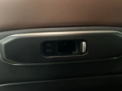 Used 2024 BMW X7 xDrive40i w/ M Sport Package image 25