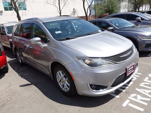 Used 2020 Chrysler Pacifica Touring-L FWD image 2