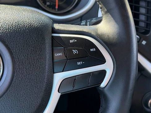 Used 2018 Jeep Cherokee Latitude Plus w/ Comfort/Convenience Group AWD/4WD image 16