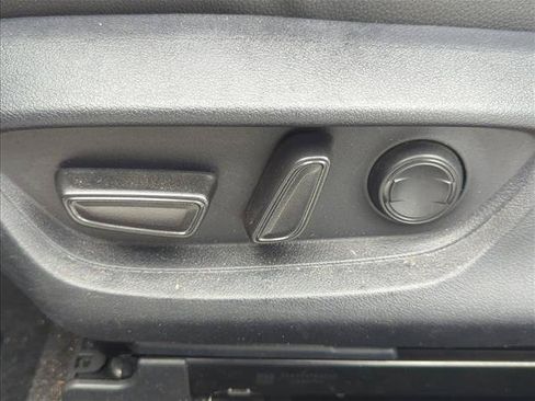 Used 2025 Toyota Camry SE w/ Convenience Package FWD image 9