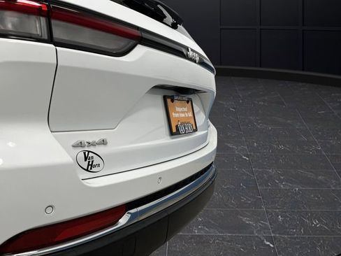 Used 2024 Jeep Grand Cherokee Laredo image 30