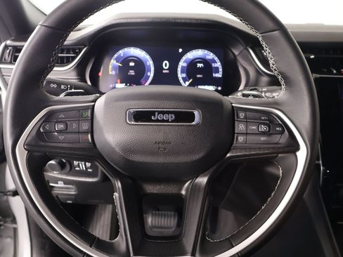 Used 2025 Jeep Grand Cherokee Altitude AWD/4WD image 3