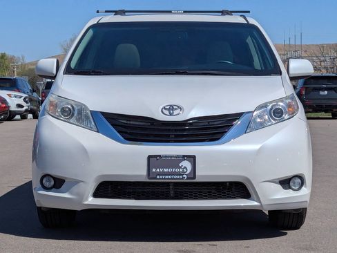 Used 2017 Toyota Sienna XLE FWD image 3