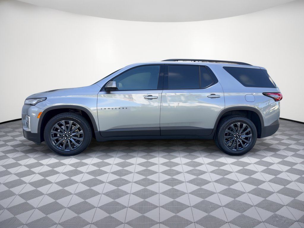 Used 2023 Chevrolet Traverse RS FWD image 2