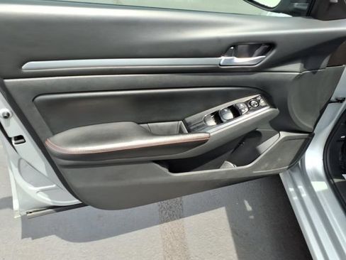 Used 2024 Nissan Altima 2.5 SR FWD image 12