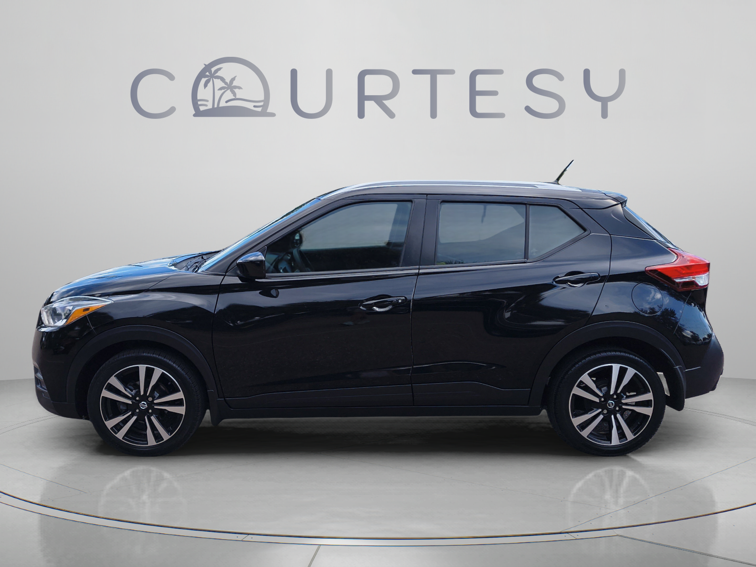 Used 2019 Nissan Kicks SV FWD image 2