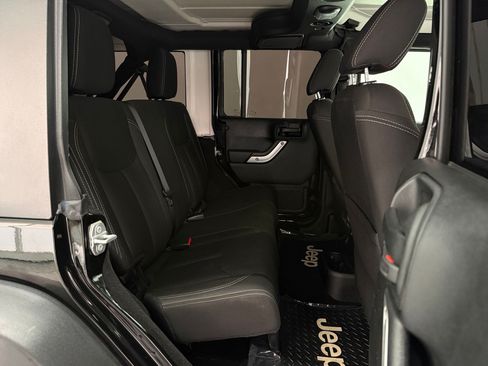 Used 2018 Jeep Wrangler Unlimited Rubicon w/ Connectivity Group AWD/4WD image 27