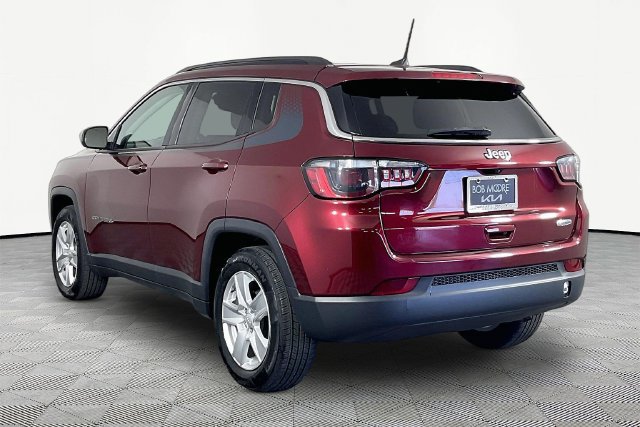 Used 2022 Jeep Compass Latitude w/ Mopar Graphics Package FWD image 4