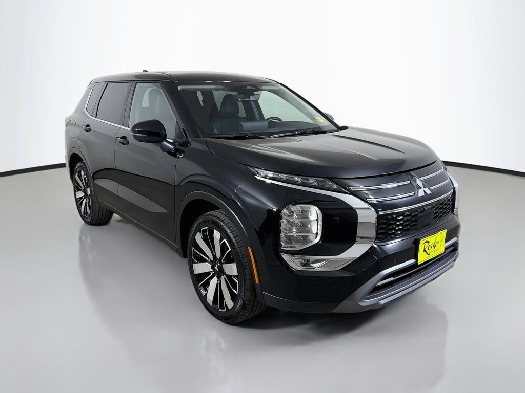 Used 2025 Mitsubishi Outlander AWD image 4
