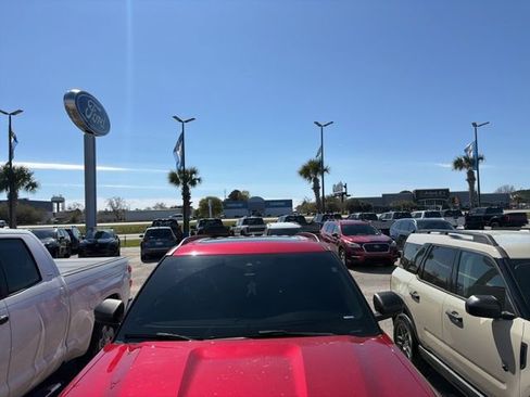 Used 2021 Ford Explorer XLT w/ Equipment Group 202A image 5