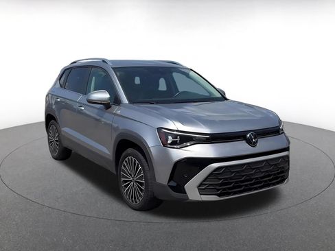 Used 2025 Volkswagen Taos SE FWD image 2
