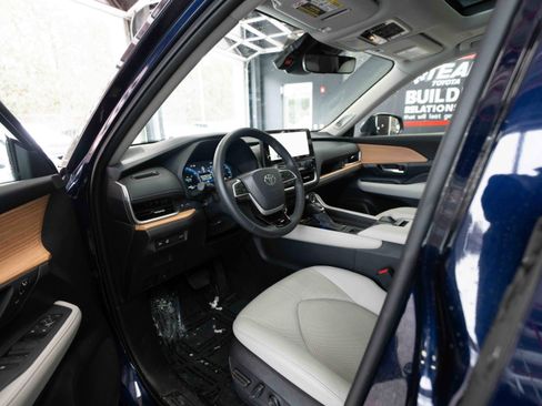 Used 2025 Toyota Grand Highlander Limited image 8