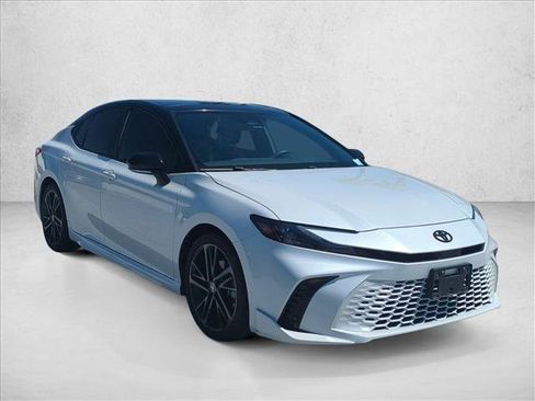 Used 2025 Toyota Camry XSE FWD image 3