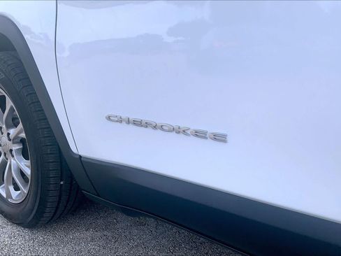 Used 2021 Jeep Cherokee Latitude Plus FWD image 27
